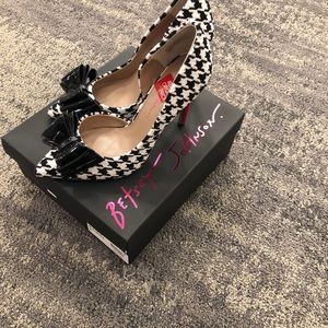 Meet your Posher, Khadija